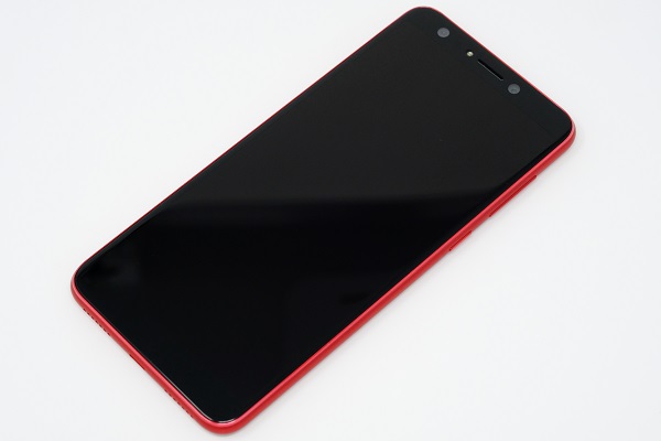 前面にはノッチのない6インチディスプレイを搭載