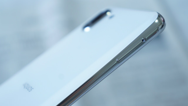 AQUOS R2/金属フレームとガラスパネルで構成されるボディ
