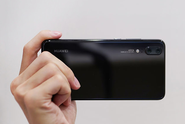Leicaのデュアルカメラ(カラー:F1.8 / モノクロ:F1.6)を搭載