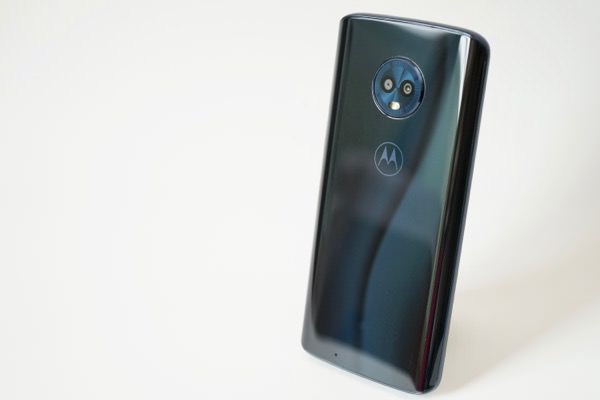 Moto G6 / 背面は光を当てると美しい!