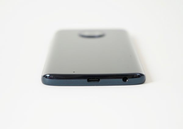 Moto G6 / 底面にはUSB-Cとイヤホンジャック