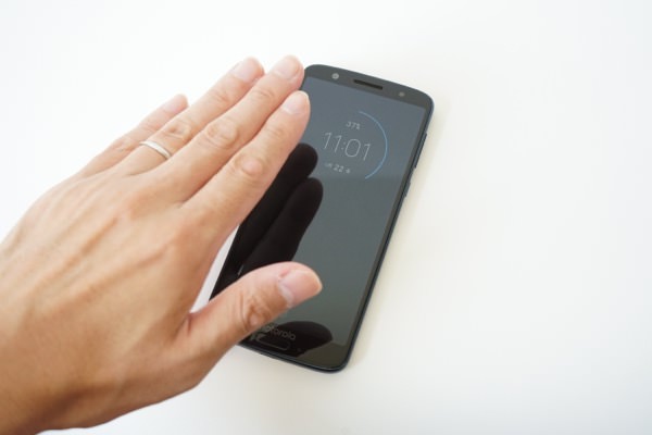 Moto G6 / 手をかざすと通知が表示される