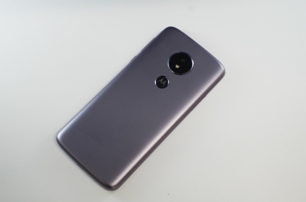 Moto E5 アウトカメラを中央に配置したMOTOROLAらしいデザインが◎