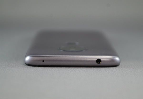 Moto E5 本体上面にイヤホンジャック