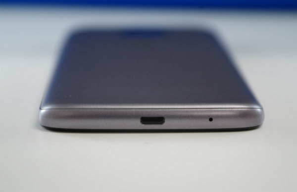 Moto E5 底面にMicroUSB端子