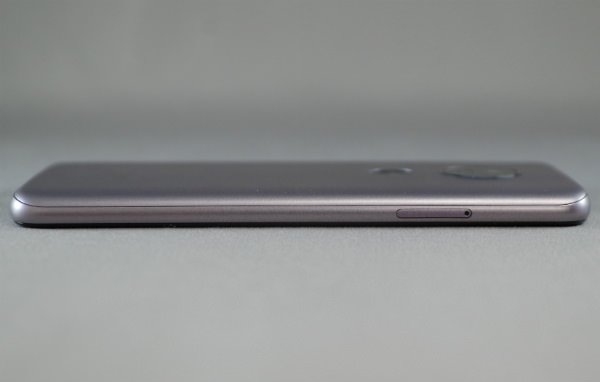 Moto E5 左側面にはSIMトレイ