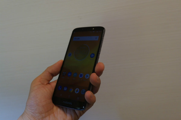 Moto E5 片手持ちしてみた様子