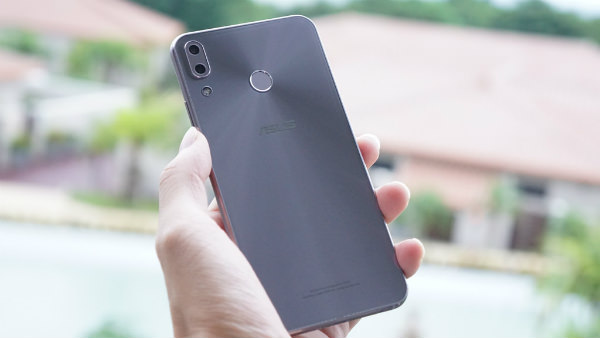 ZenFone 5Z スピン加工が施されたバックデザイン
