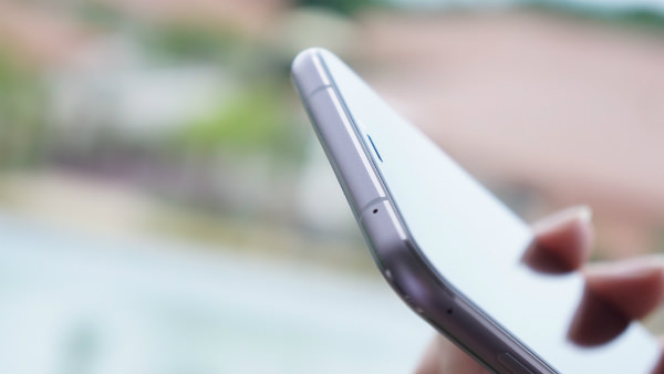 ZenFone 5Z トップにはマイクと樹脂製のアンテナ