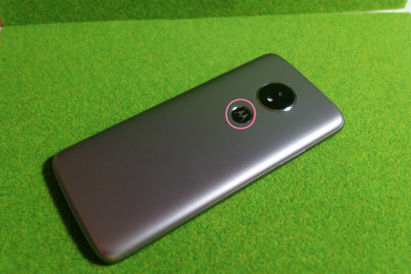 Moto E5 本体背面の「M」のロゴが指紋認証センサーになっている