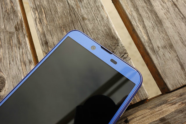 Android One X4 画面上部にある受話口はスピーカーと兼用