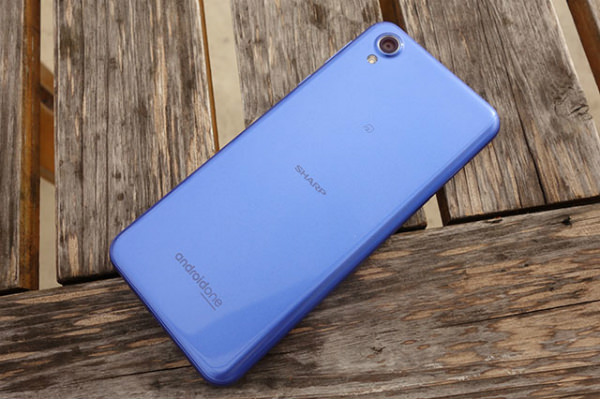 Android One X4 背面は丸みを帯びた形状で持ちやすい