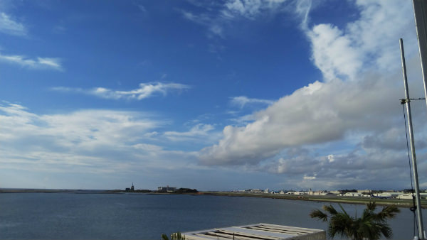 Android One X4 台風前のよく晴れた日の沖縄の空