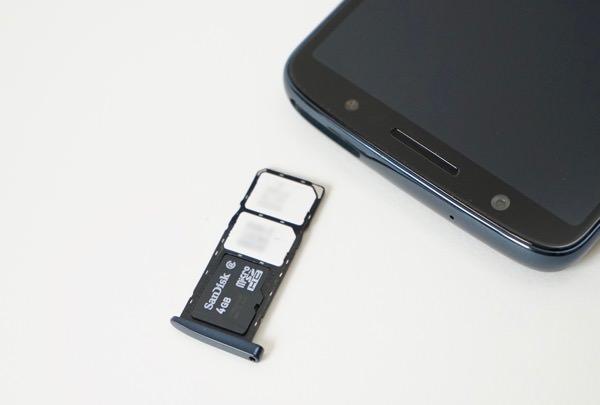 2枚のSIMカードとmicroSDカードが同時に使えるトリプルスロット構造を採用している端末もある