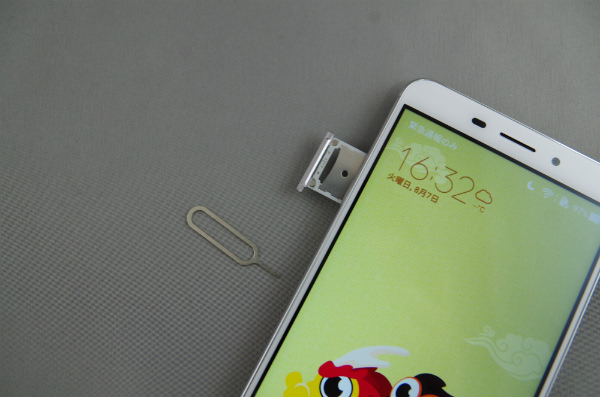 SIMピンを使ってSIMスロットを取り出す