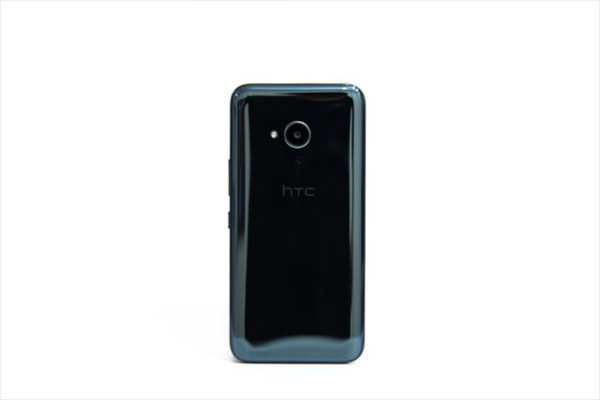 HTC U11 life / 背面。センターにカメラとNFCセンサーが配置されている