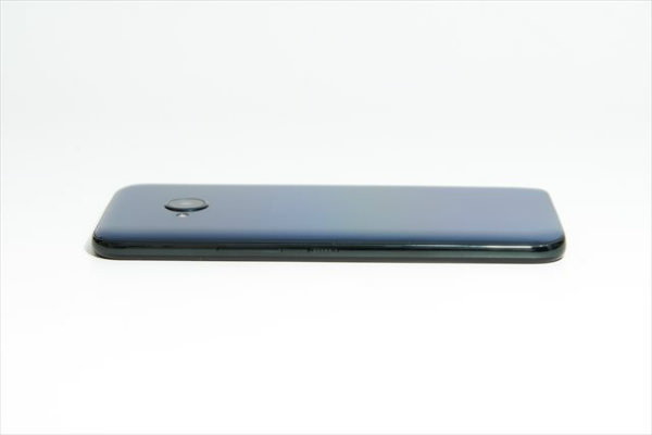 HTC U11 life / 右サイドにボリュームボタンと電源ボタンを配置