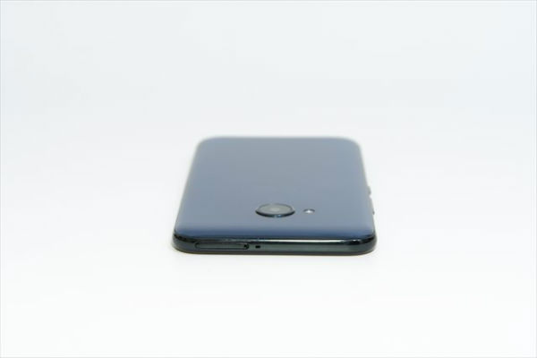 HTC U11 life / 上面にマイクとnanoSIMカード+microSDカードスロットを配置