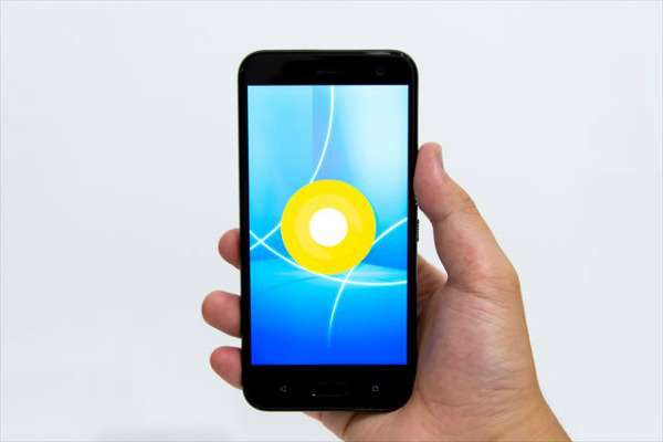 HTC U11 life / 片手持ちしてみた様子