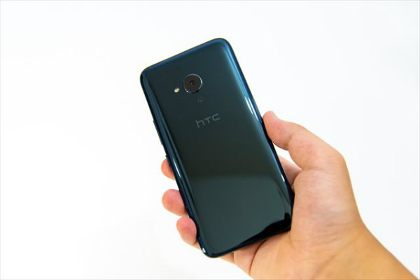 HTC U11 life / 片手持ちしてみた様子