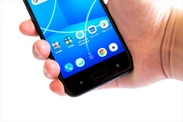 HTC U11 life / 握ってスマホを操作するHTCの独自機能「エッジ・センス」