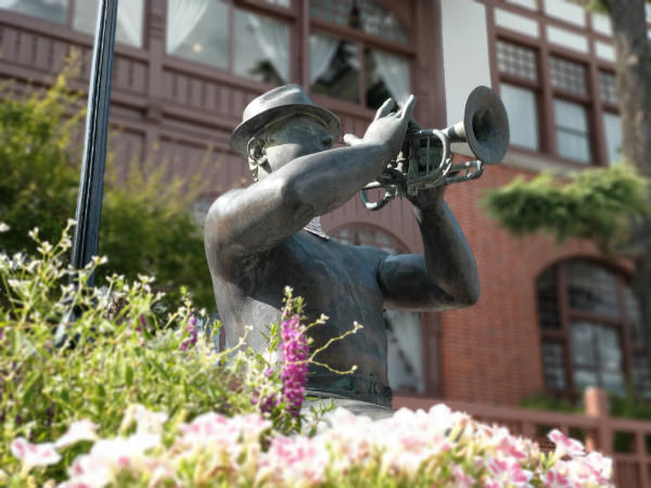 被写体にフォーカスを合わせつつ「ボケ効果」で手前の花と背景の建物をボカすこともできる