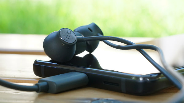 同梱されているUSB Type-Cで使える「HTC USonicイヤホン」