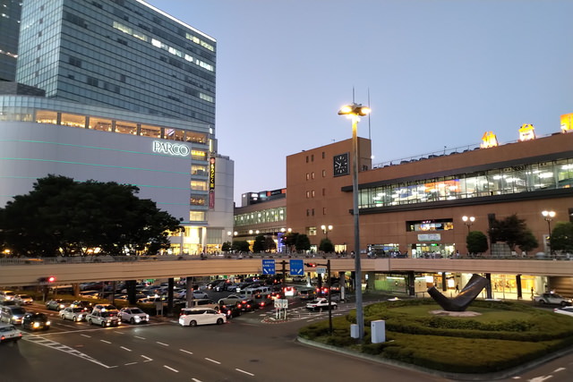 晴れた夕暮れ時に撮影した景色(1枚目はHDRオフ、2枚目はHDRオン)
