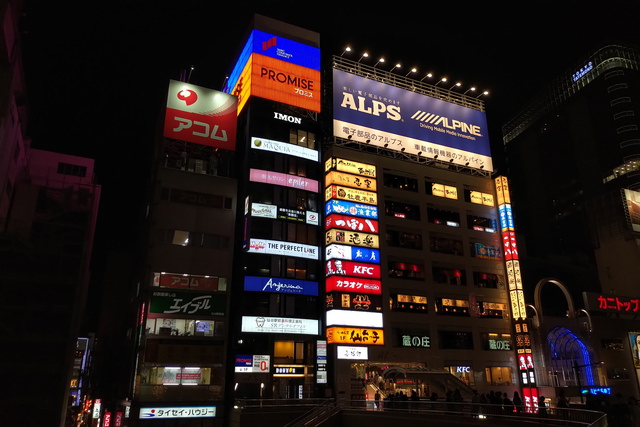 夜間に撮影した街の電光看板群(1枚目はHDRオフ、2枚目はHDRオン)