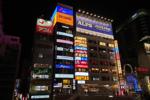 夜間に撮影した街の電光看板群(1枚目はHDRオフ、2枚目はHDRオン)