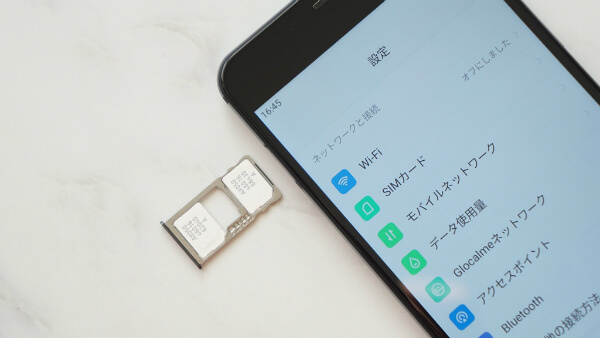 SIMカードトレイは左サイドに配置