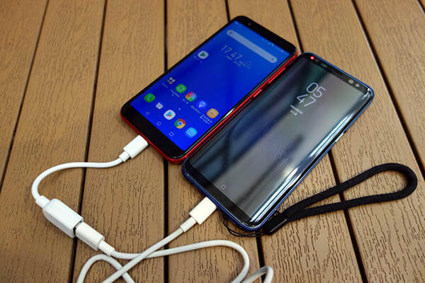リバースチャージ機能で他のスマホを充電できる