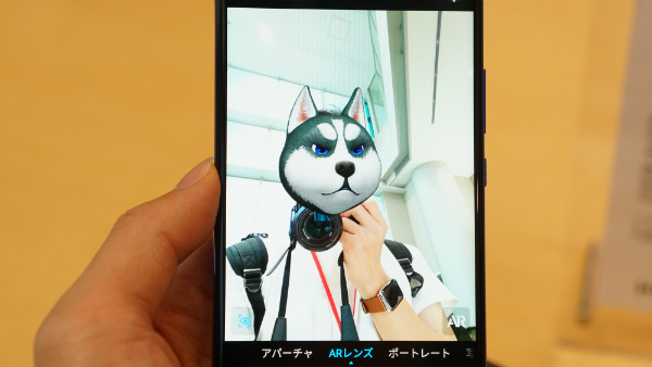 3Dのキャラクター絵文字加工に対応したフロントカメラ