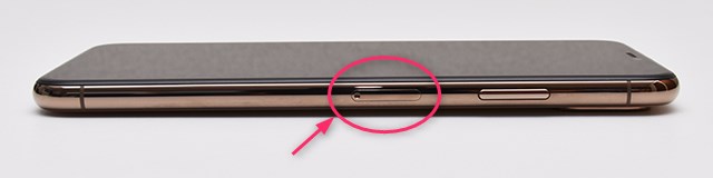SIMカードスロットは右の側面にある