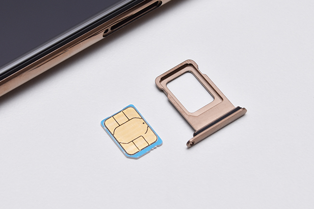 丸い穴にSIMピンを押し込むとトレイが取り出せる