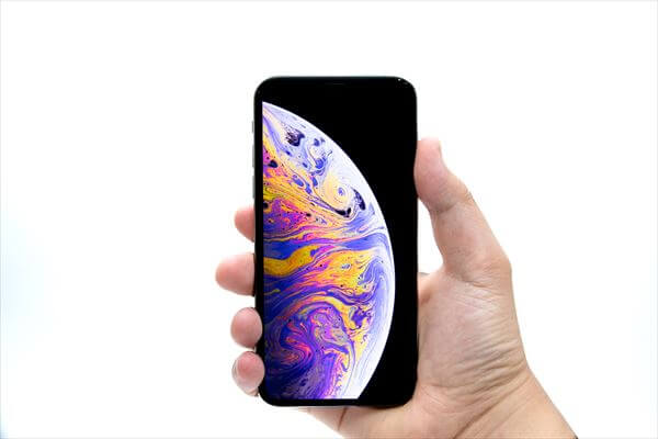 iPhone XSを手に持ったところ