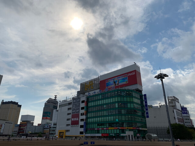 逆光の環境で撮影した1枚。ビルの姿も黒潰れせず、HDR撮影の効果はテキメン