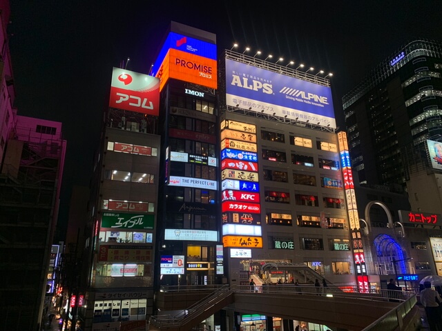 夜間に広角カメラで撮影。建物や窓の輪郭も確実に残しつつ、全体のバランスも◯