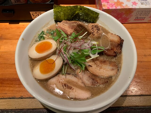 「料理モード」のような専用モードはないが、手間をかけず食べ物を美味しそうに撮れる
