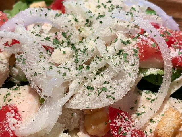 広角カメラ(左)と望遠カメラ(右)で撮影。望遠カメラなら粉チーズの質感もしっかり見える