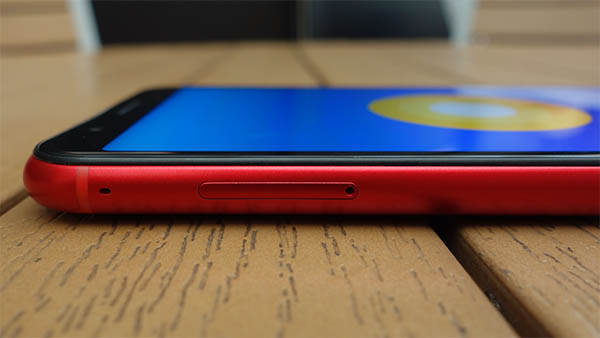 SIMカードの挿入位置は左側面にある