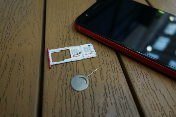 SIMピンを使ってトレイを取り出し、SIMカードを載せる
