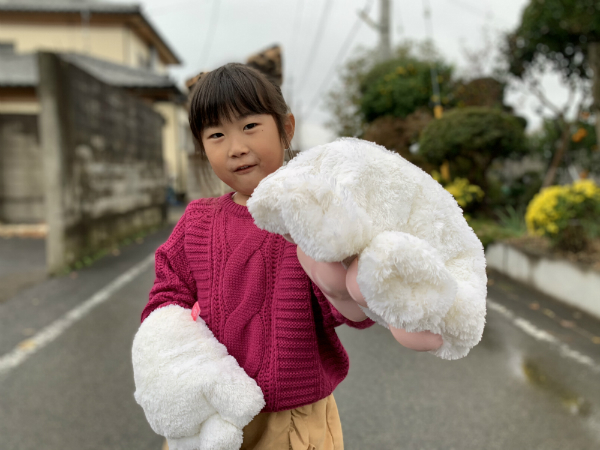 ヘアアクセサリーも背景と一緒にボケてしまっている