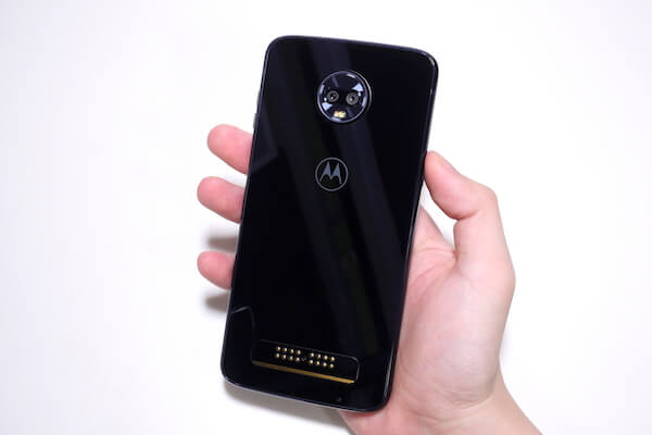 moto z3 playを手に持った様子