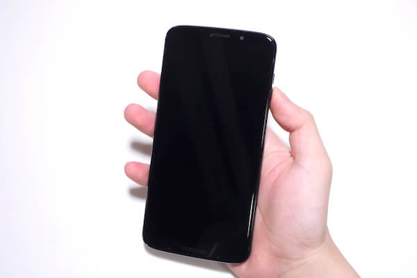 moto z3 playを手に持った様子