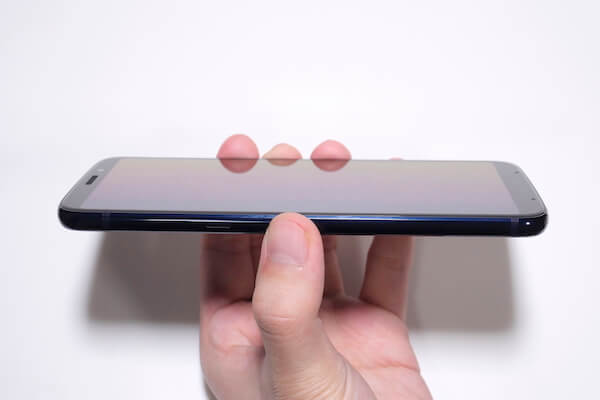 moto z3 playを手に持った様子