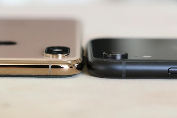 iPhone XS(左)と比較すると、iPhone XR(右)は若干厚みがあることが分かる