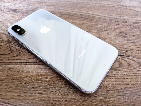 背面もガラス素材になったiPhone XS