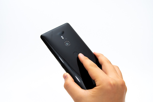 Xperia XZ3の指紋センサーは背面にあります。