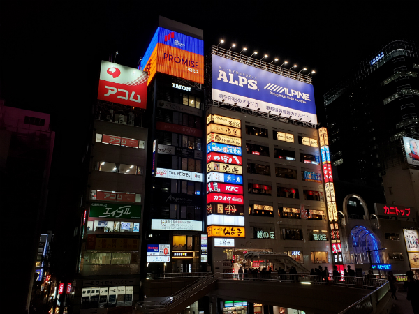 上段は日中、下段左は夜間(HDRオフ)、下段右は夜間(HDRオン)で撮影